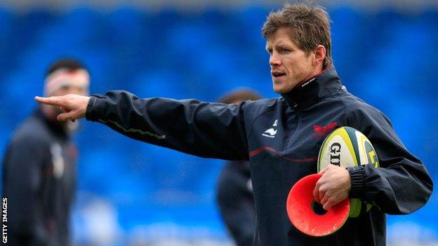 Simon Easterby directs a Scarlets coaching session