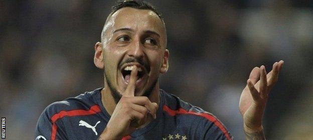 Kostas Mitroglou scores a hat-trick for Olympiakos