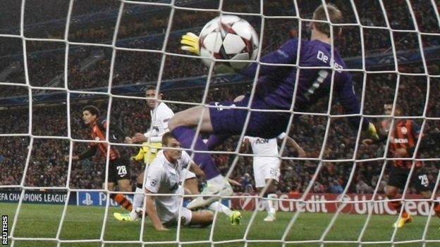 Manchester United's goalkeeper David de Gea (centre) fails to prevent a goal by Shakhtar Donetsk