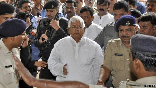 Laloo Prasad Yadav (C) arrives in court in the eastern Indian city of Ranchi on September 30, 2013