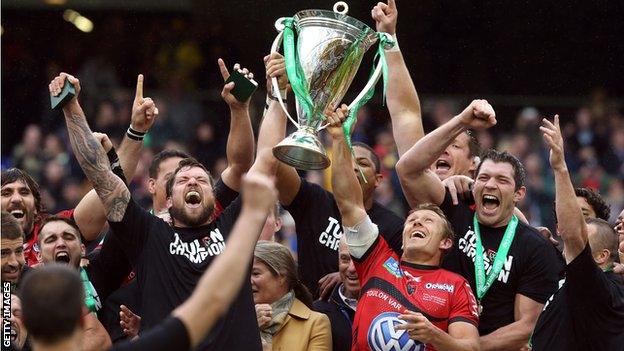 Joe van Niekerk and Jonny Wilkinson of Toulon raise the Heineken Cup