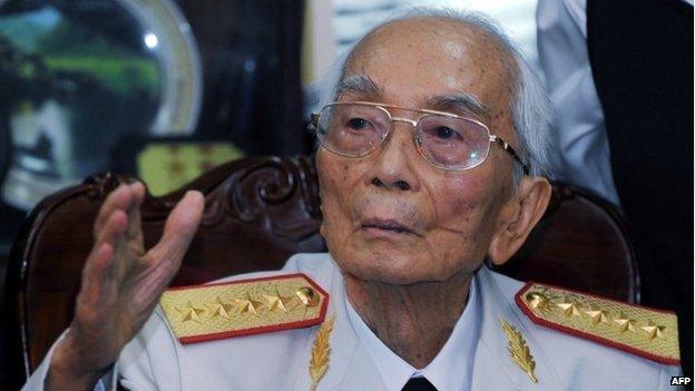 In this file photograph taken on July 10, 2008, Vietnam"s legendary general Vo Nguyen Giap waves to visitors at the end of a visit by Brazilian President Luiz Inacio Lula da Silva