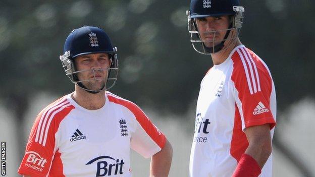 England's Jonathan Trott (left) and Kevin Pietersen