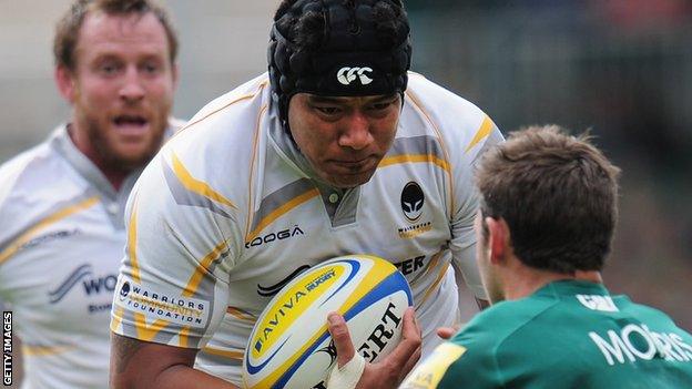 Samesi Taulava makes a break against Leicester Tigers