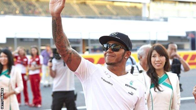 Lewis Hamilton waves to the Suzuka crowd