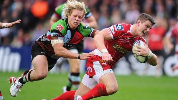 Scarlets Scot Williams scores a try chased by Matt Hooper of Harlequins