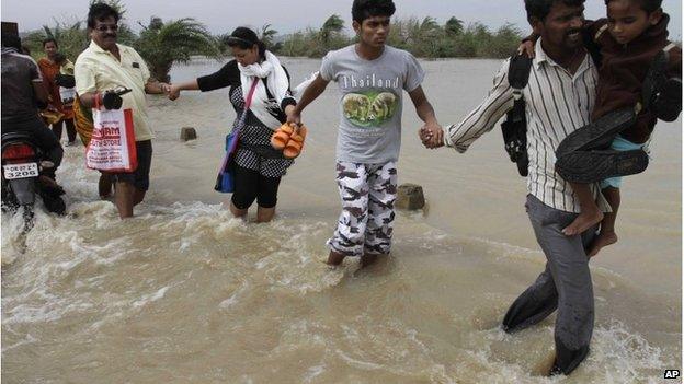 People return to their villages near Gopalpur, Orissa state, 13 October 2013