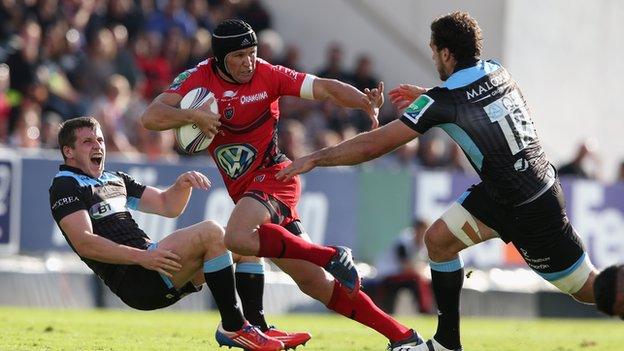 Matt Giteau of Toulon races between Glasgow's Mark Bennett and Alex Dunbar