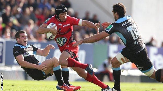 Matt Giteau of Toulon races between Glasgow's Mark Bennett and Alex Dunbar