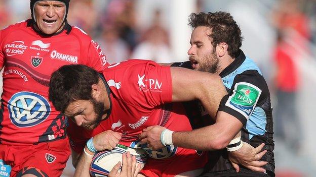 Daniel Rossouw of Toulon is tackled by Ruaridh Jackson and Byron McGuigan