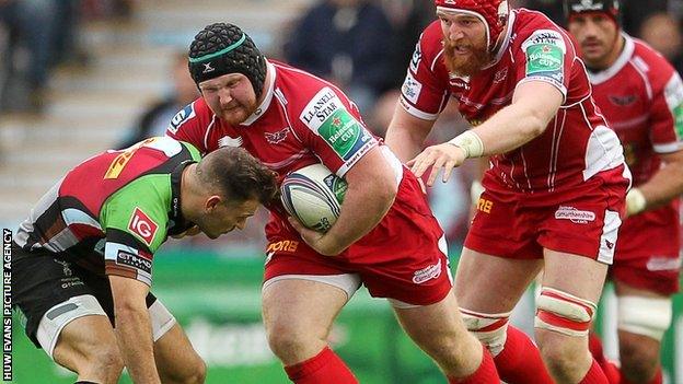 Samson Lee takes on Harlequins