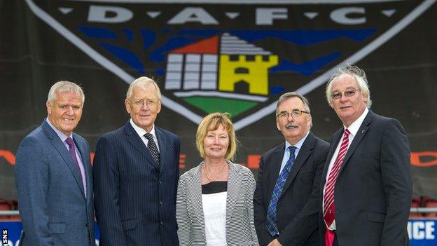 Dunfermline manager Jim Jefferies, Ian Hunter, Margaret Ross, Pars United chairman Bob Garmory and Jim Leishman