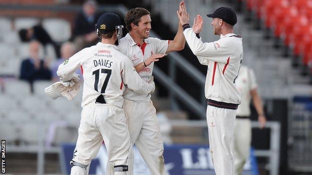 Simon Kerrigan (centre) celebrates with his Lancashire team mates