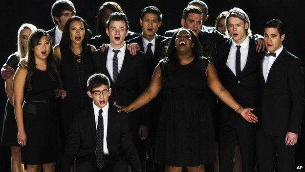 Cast of Glee singing