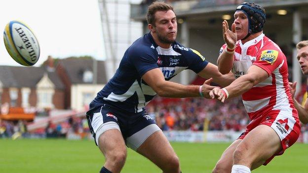 Gloucester's Rob Cook (right) passes as Andy Forsyth (L) Sale closes in