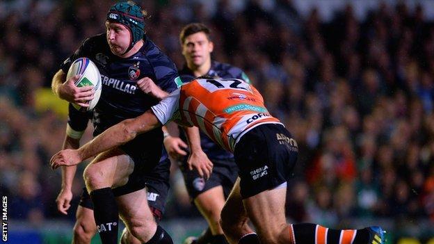 Thomas Waldrom of Tigers in action with Alberto Sgarbi of Treviso during the Heineken Cup match between Leicester Tigers and Benetton Treviso