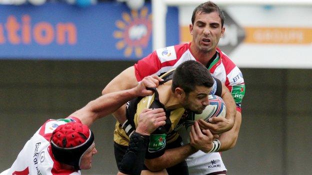 Ruan Pienaar and Johann Muller tackle Jonathan Pelissie in the Heineken Cup clash