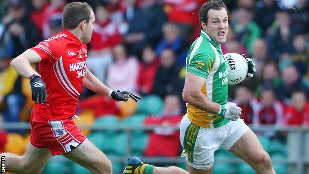 Christopher Martin of Killybegs closes down Glenswilly forward Michael Murphy