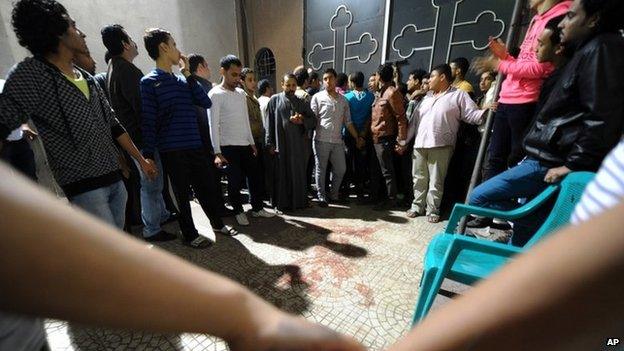 Egyptians at a Coptic Christian church in Cairo (20 Oct 2013)