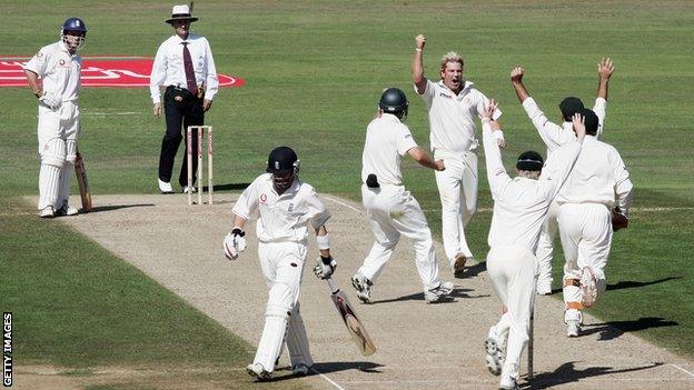 Australia players celebrate wicket of Ian Bell