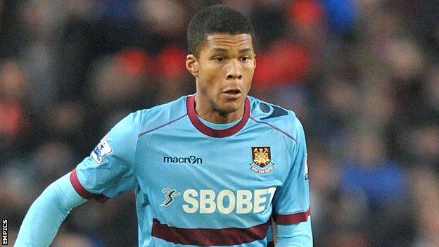 Jordan Spence playing for West Ham