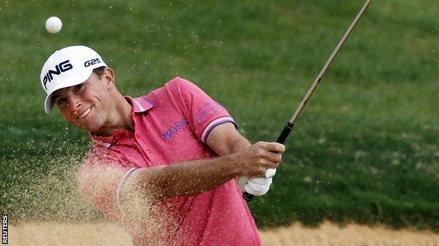 Luke Guthrie playing a bunker shot in round two