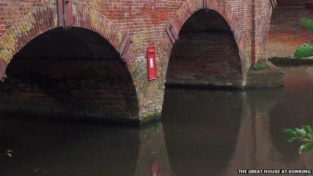 Postbox on Sonning Bridge on Friday, October 25th, 2013