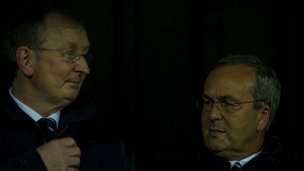 Ross County chairman Roy MacGregor (right)