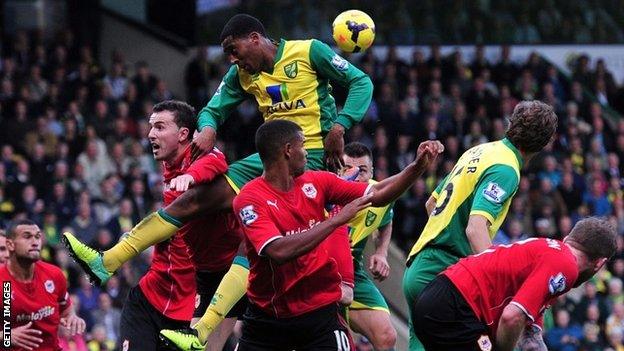 Norwich City's Dutch midfielder Leroy Fer (centre) jostles with the Cardiff players for the ball