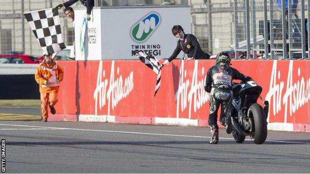 Michael Laverty pushes his bike over the finish line at Motegi