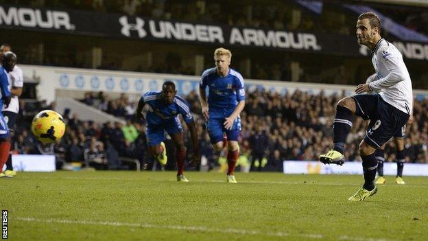 Roberto Soldado score for Tottenham Hotspur