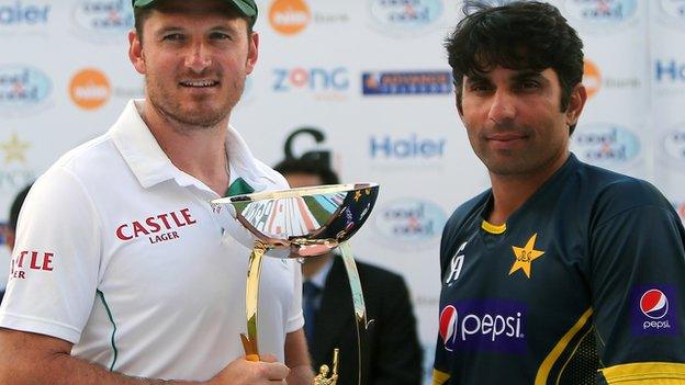 South Africa captain Graeme Smith and Pakistan skipper Misbah-ul-Haq with the Test series trophy