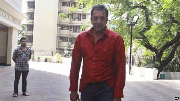 Bollywood actor Sanjay Dutt outside his home after being freed for two weeks from prison in Mumbai on Oct 1, 2013