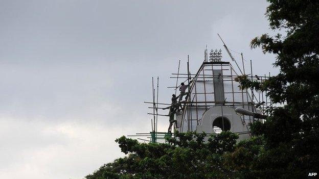 Construction workers in Sri Lanka