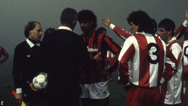 Frank Rijkaard and Red Star Belgrade defender Goran Vasilijevic