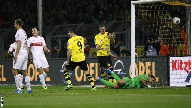 Robert Lewandowski scores