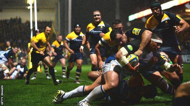 Anthony Perenise scores a first-half try for Bath