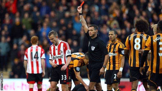 Sunderland's Lee Cattermole is sent off against Hull