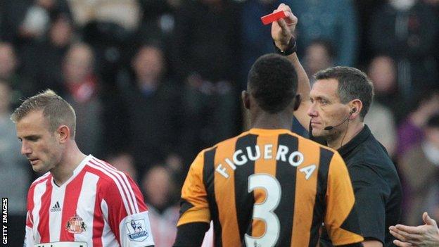 Sunderland's Lee Cattermole is sent off against Hull City