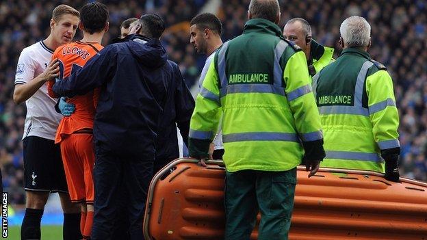 Hugo Lloris receives treatment