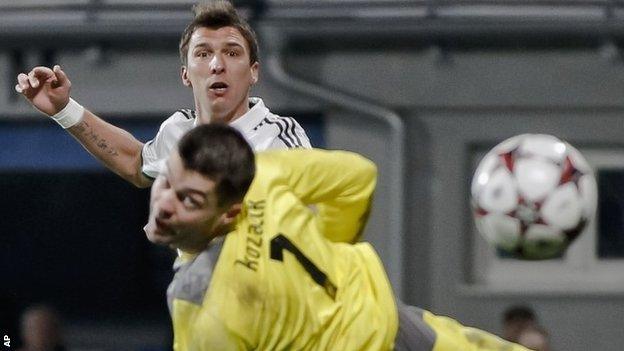 Mario Mandzukic scores Bayern Munich's winner