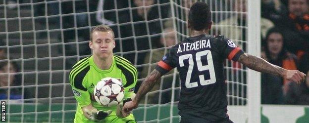 Bayer Leverkusen's goalkeeper Bernd Leno denies Shakhtar Donetsks Alex Teixeira