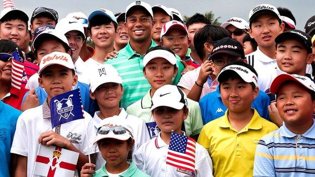 Tiger Woods with young Chinese golfers