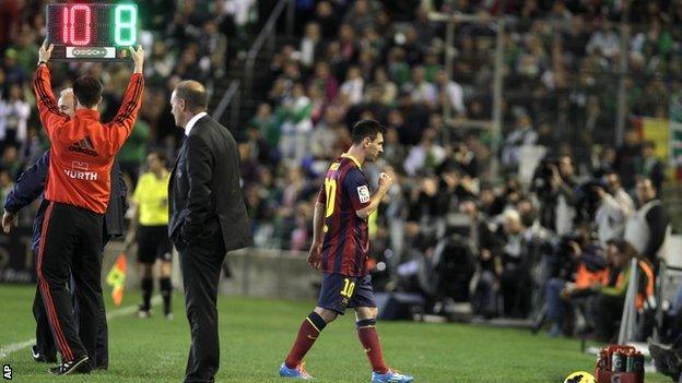 Barcelona's Lionel Messi goes off injured against Real Betis