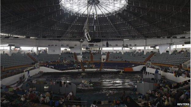 Survivors in an indoor sports arena in Tacloban, Philippines (12 Nov 2013)