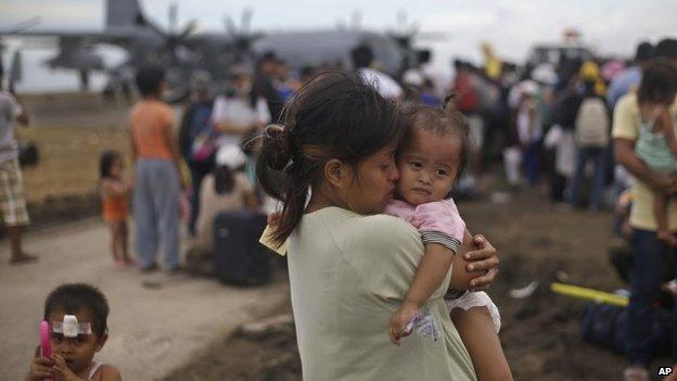 Woman with baby at Tacloban airport, Philippines (13 Nov 2013)