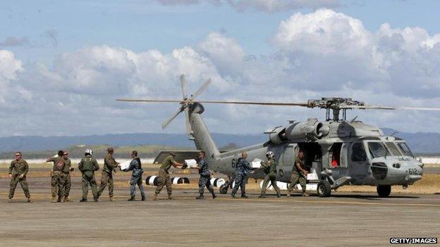 US service personnel unload aid from a helicopter, Tacloban airport (15 November)