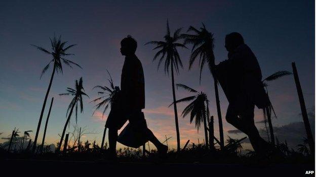 Typhoon survivors in the Palo suburb of Tacloban (15 November)