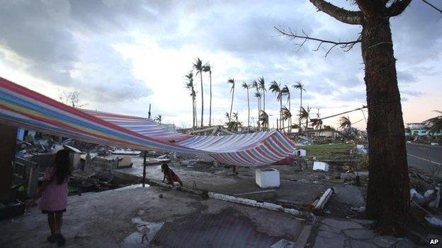 Children playing in Tacloban (15 November)