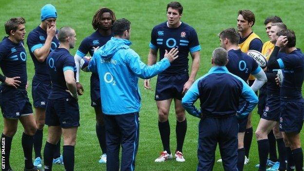 Andy Farrell talks to England's backs